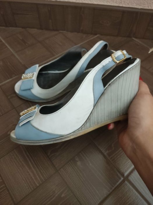 Продаються сандалі