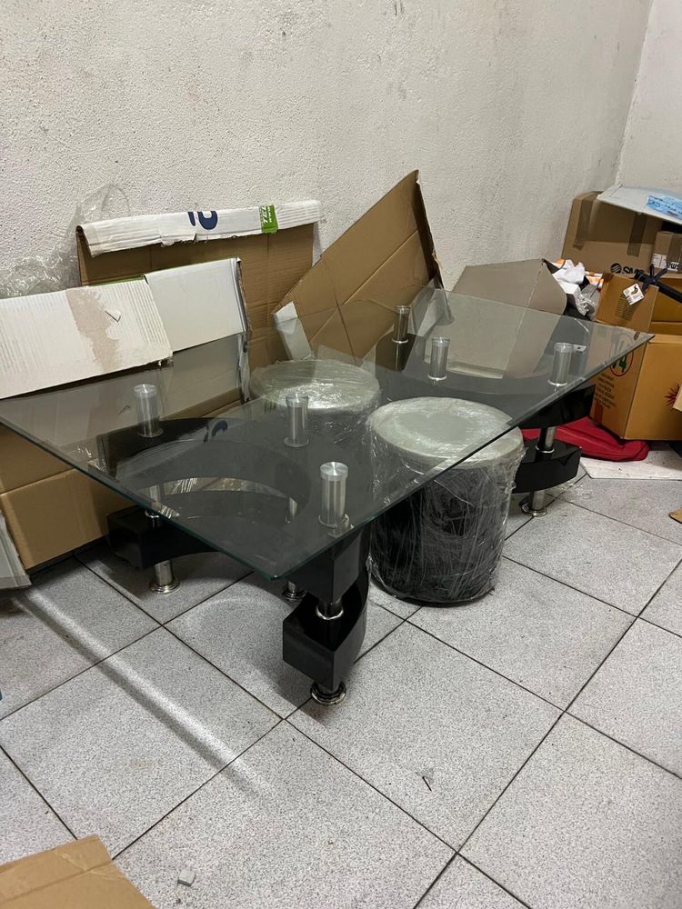Mesa com bancos preta