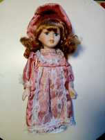 Boneca de porcelana nova em caixa