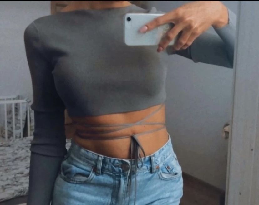 Sznurowany sweterek/bluzka