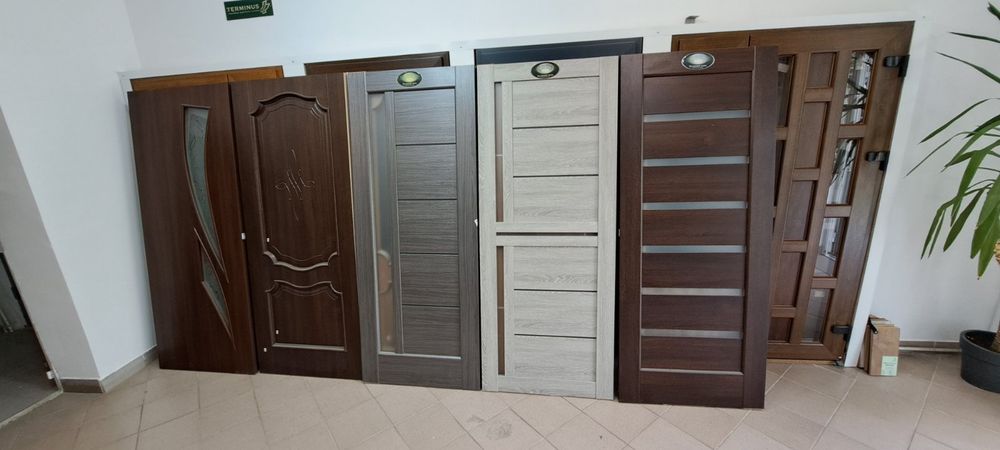 Дверні полотна з виставковою емблемою емблема тільки з однієї сторони