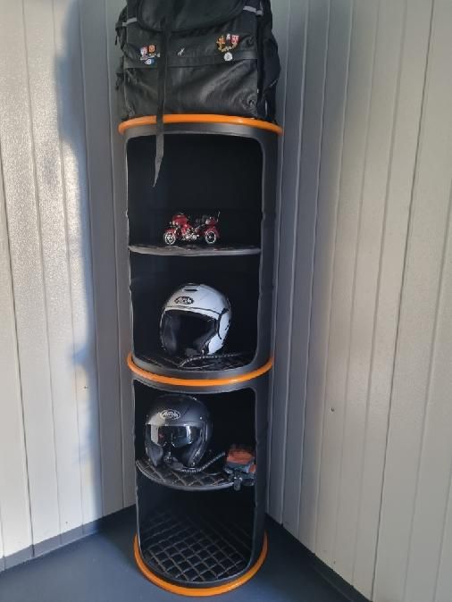 Regał, półka z metalowych beczek.