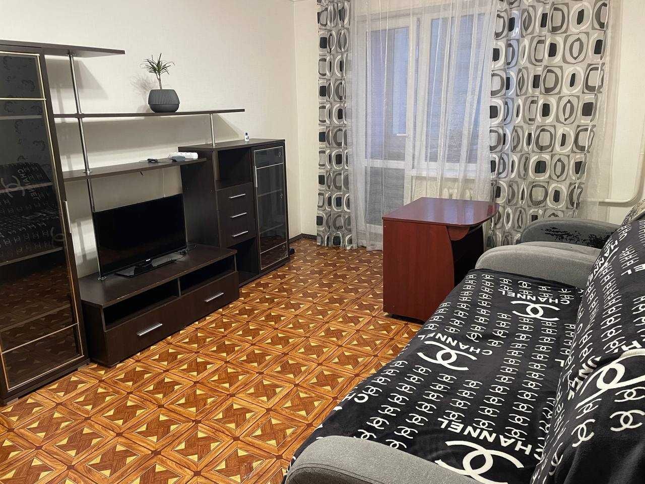 Диван 2х спальний. Розкладний з креслом. Б/В. Потребує перетяжку.