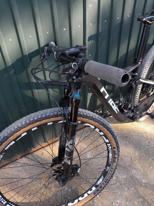 Bicicleta Cube ams 100 c:68 +Rolos de treino indoor horizontais Deuter