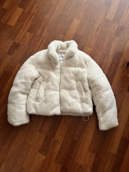 Біла шуба bershka