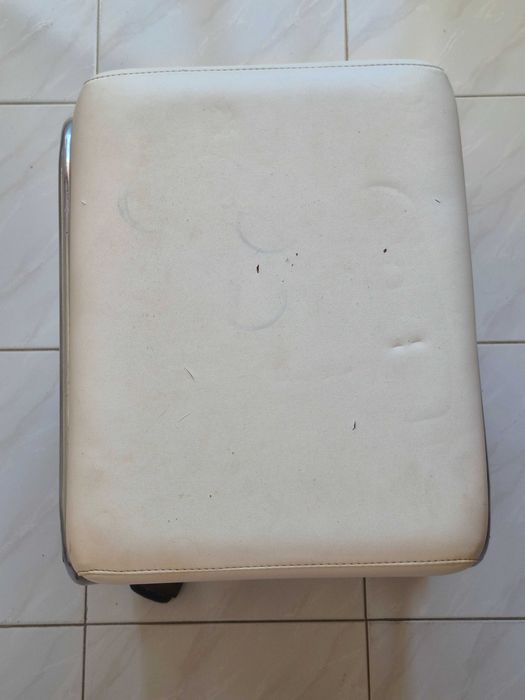 Banco de pedicure branco profissional