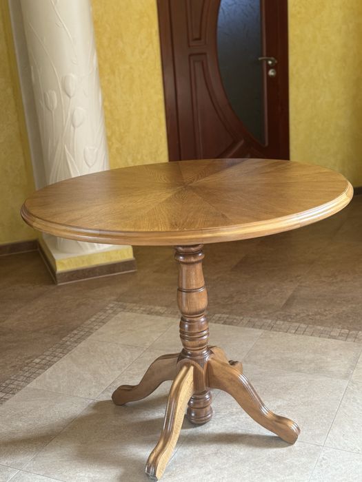 Круглий дубовий стіл (обідній для 4-х осіб)