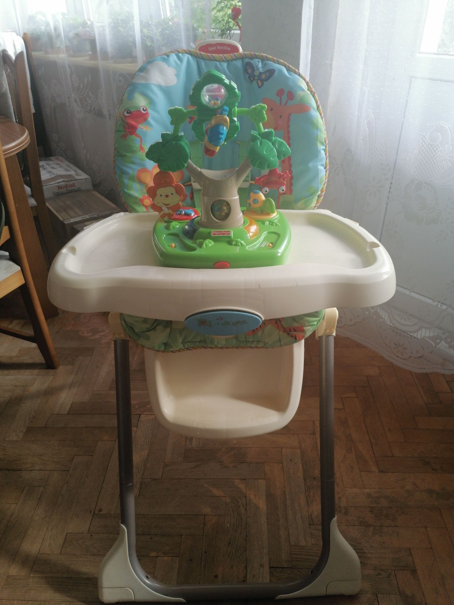 Fotelik do karmienia Fisher Price Rainforest z grającą zabawką