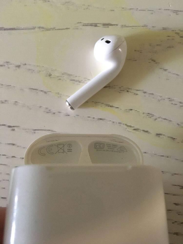 Кейс от наушников AirPods -2 a1602 оригинал