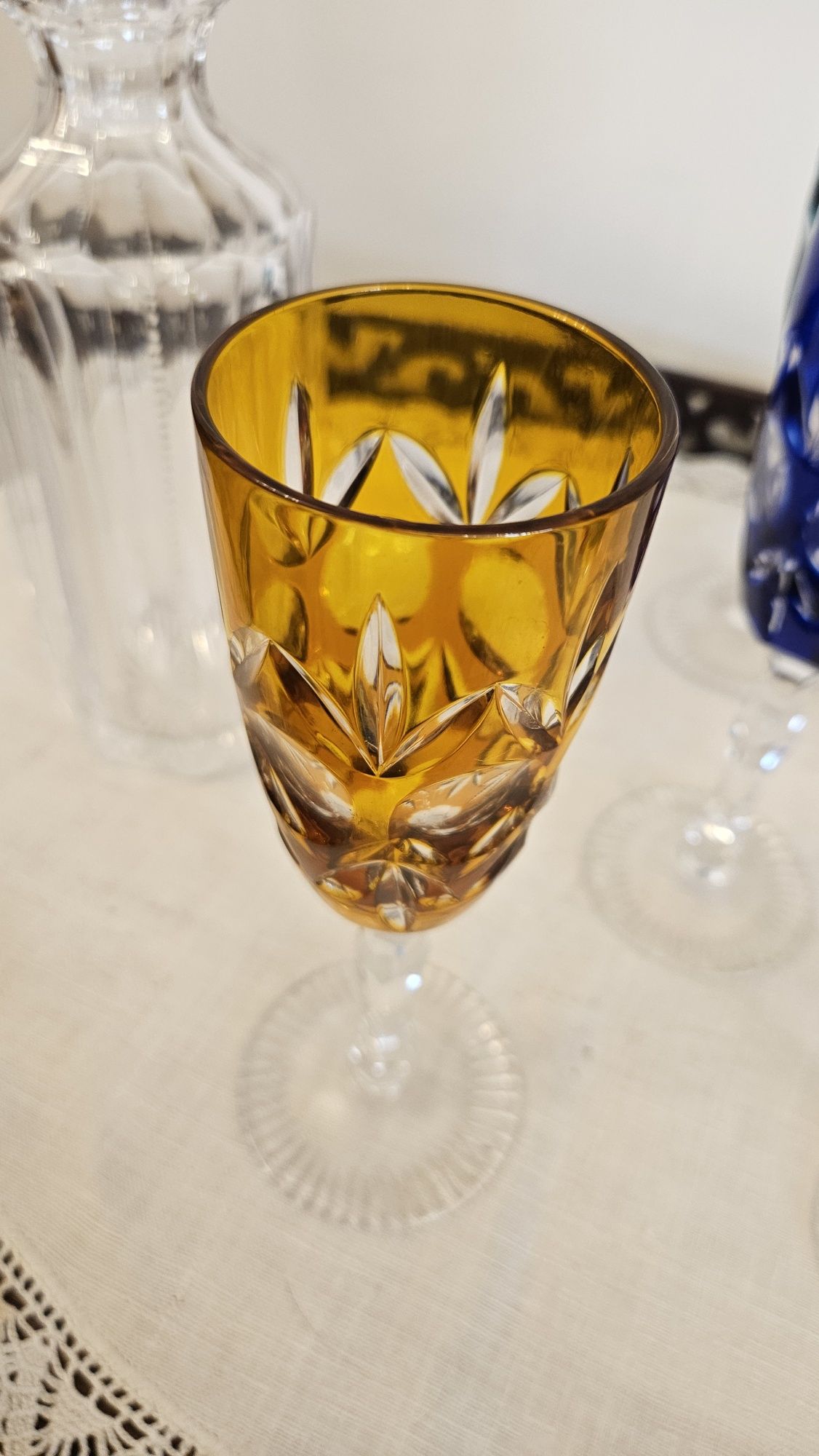 Decanter com 6 copos coloridos em Cristal