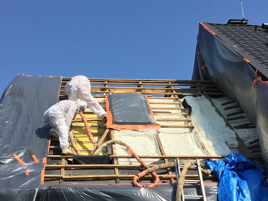 Ocieplenie poddasza, izolacja pianką, docieplenie piana, natrysk PUR
