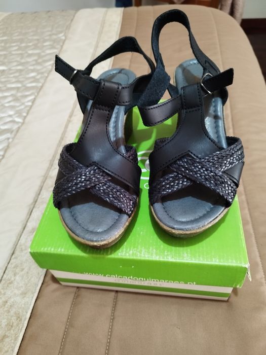 Sandálias pretas com cunha como novas