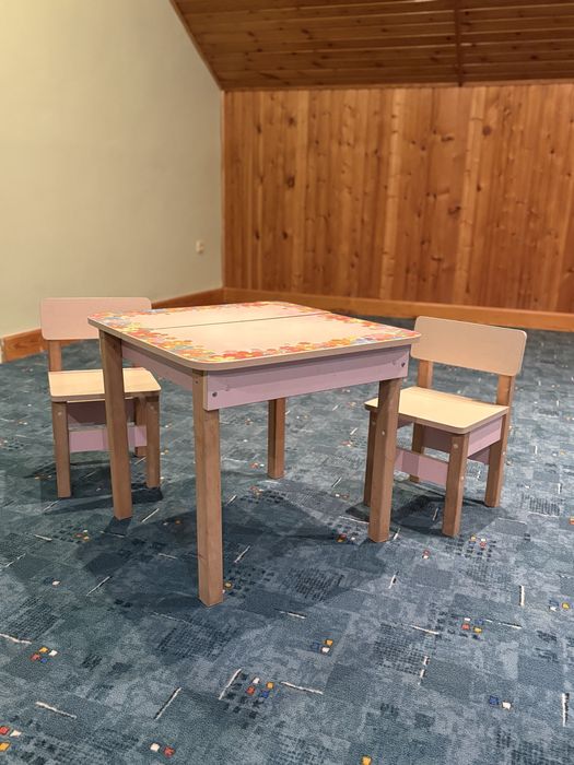 Стіл зі стільцями дитячій.
