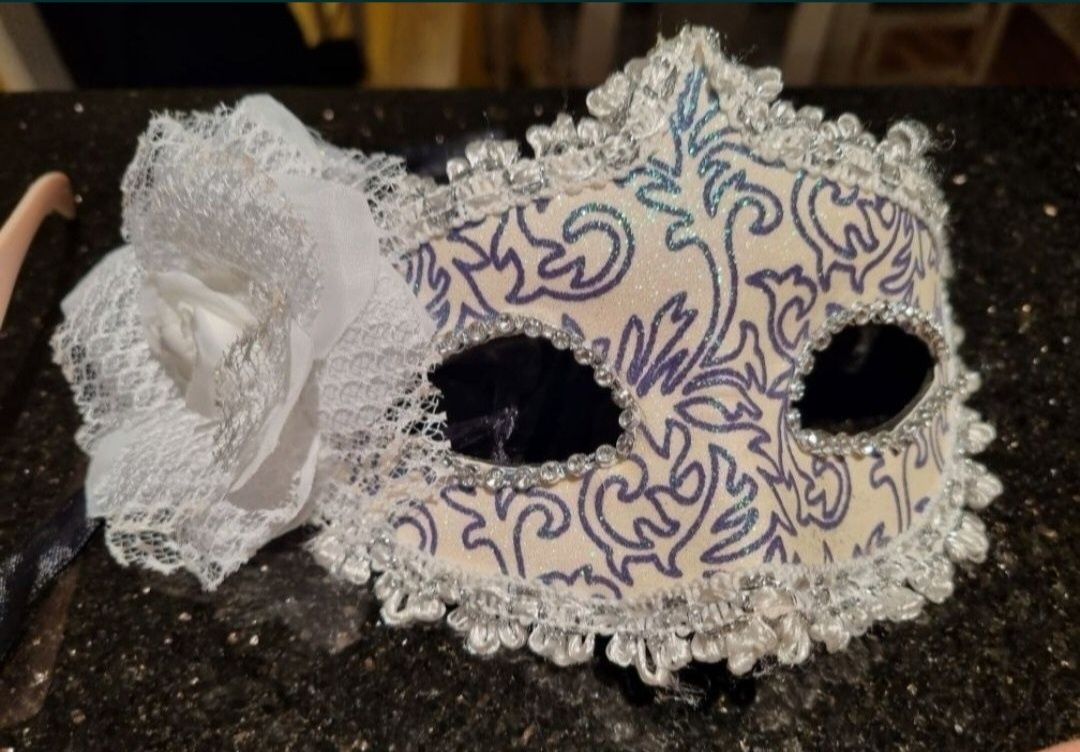 Maska karnawałowa biała Maska brokatowa z kwiatem na karnawał bal