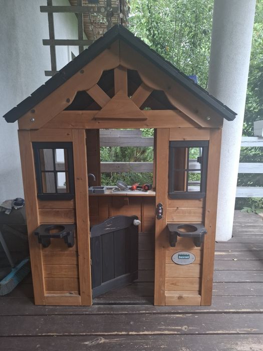 Drewnaiany domek dla dzieci ogrodowy