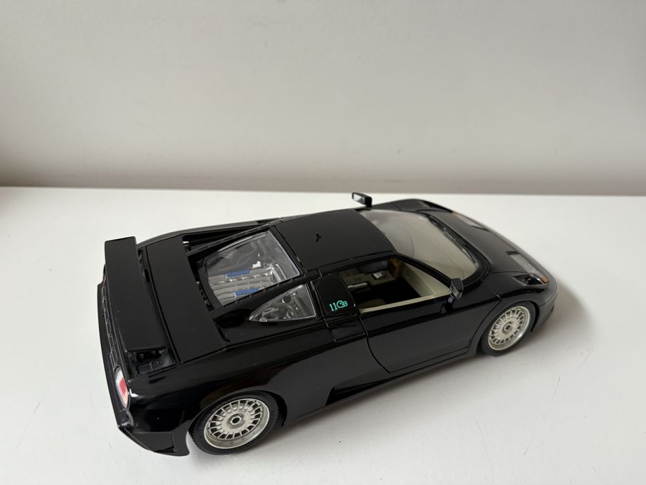 Model Bugatti EB110 1:18 BBurago Burago (maisto welly)