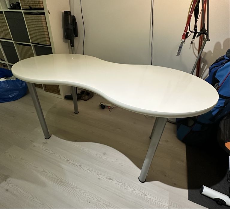 Secretária Ikea ViKa Galant em forma de Amendoim