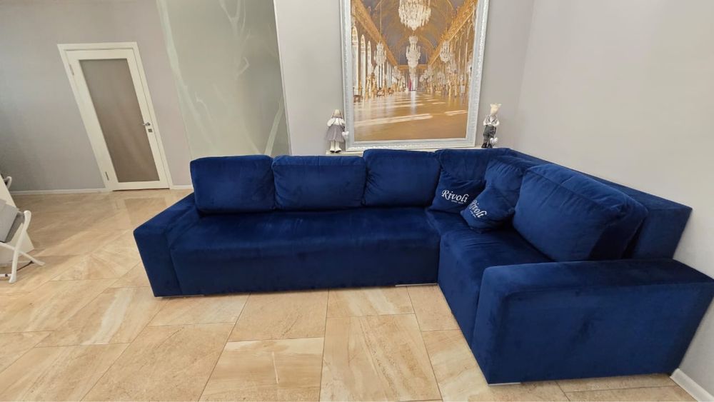 Диван з подушками