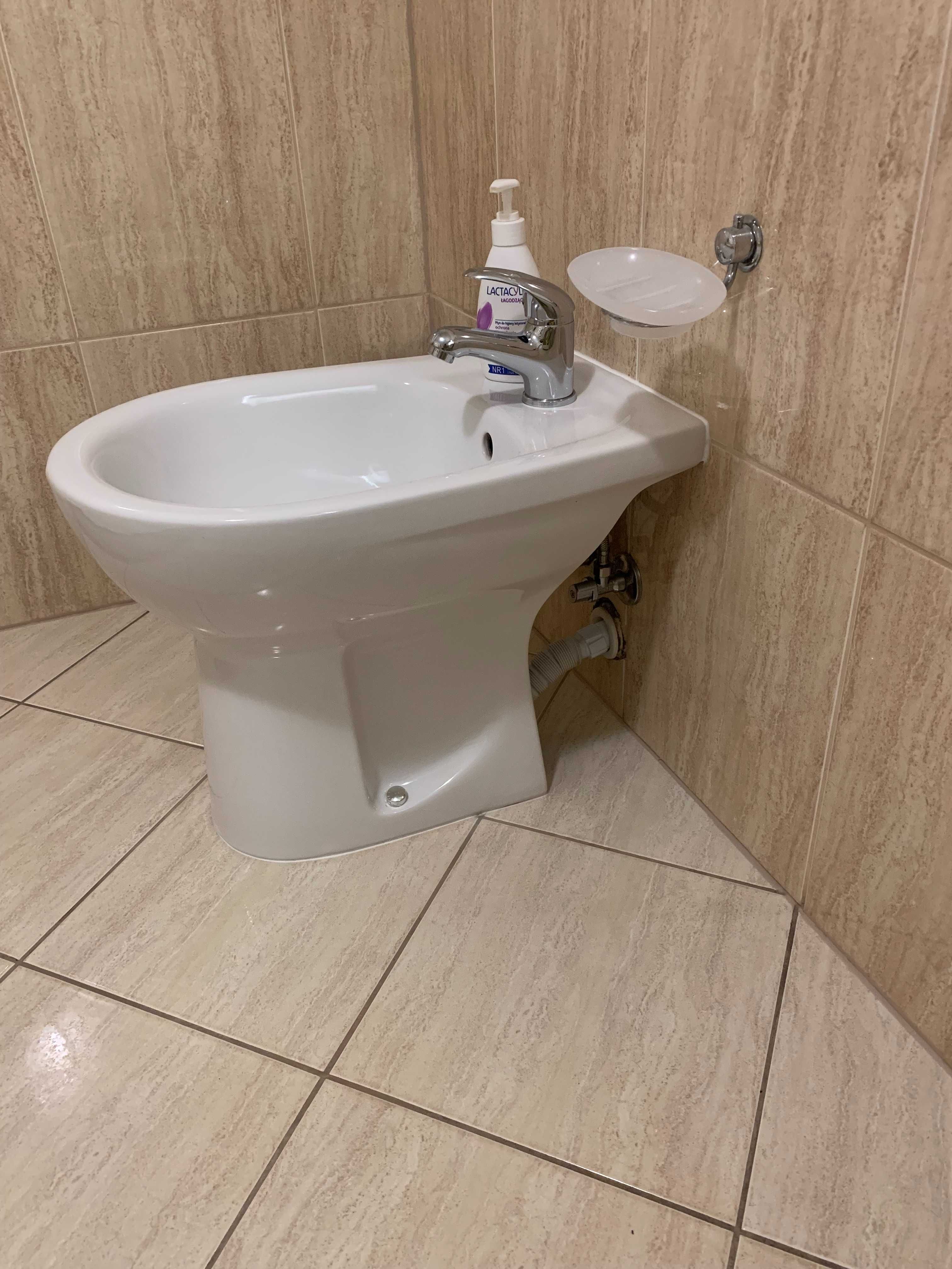 Bidet z baterią.