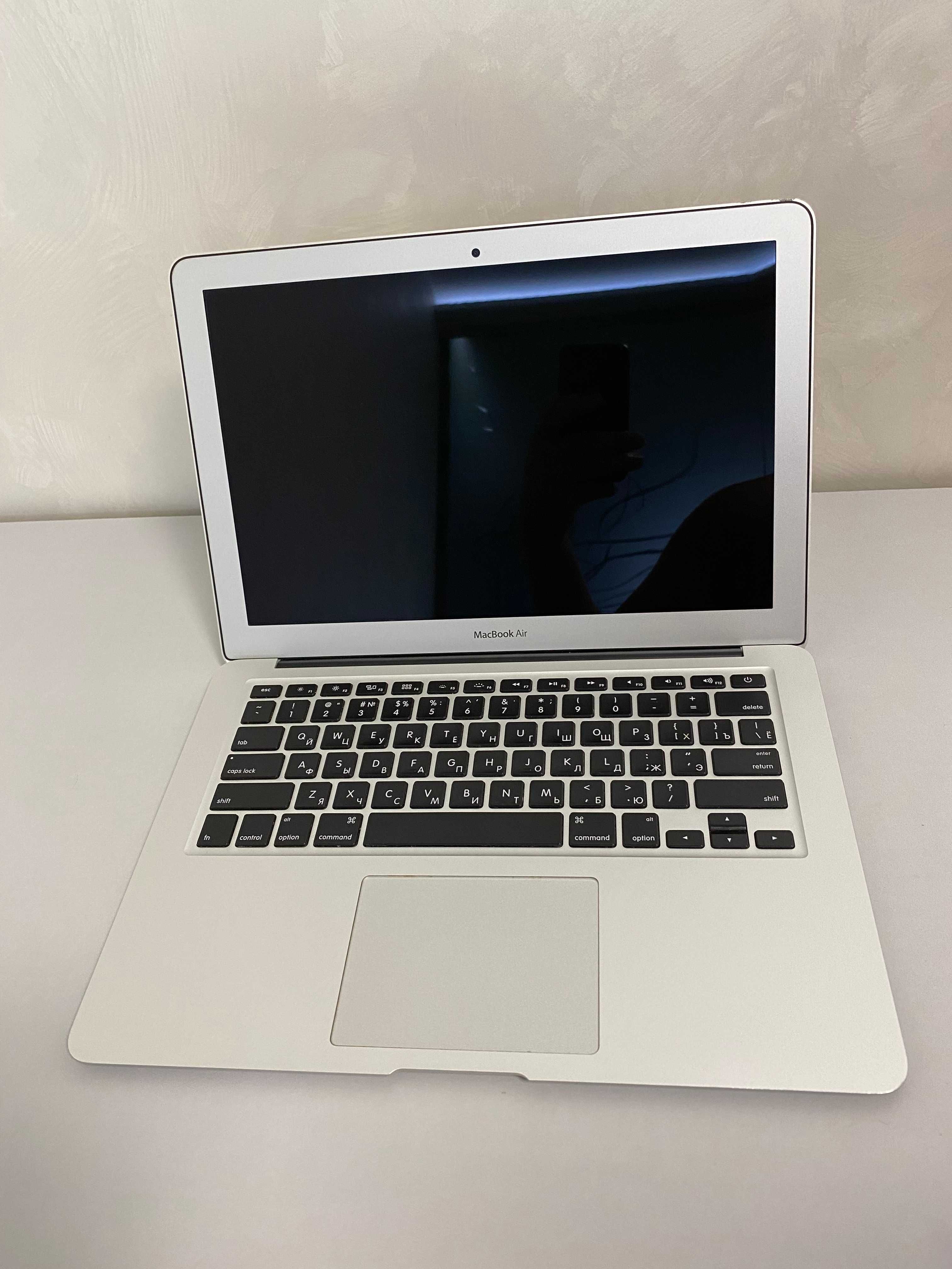 Apple MacBook Air 13 (A1466, 2015 год, i5, 256 ssd, 4 ram)