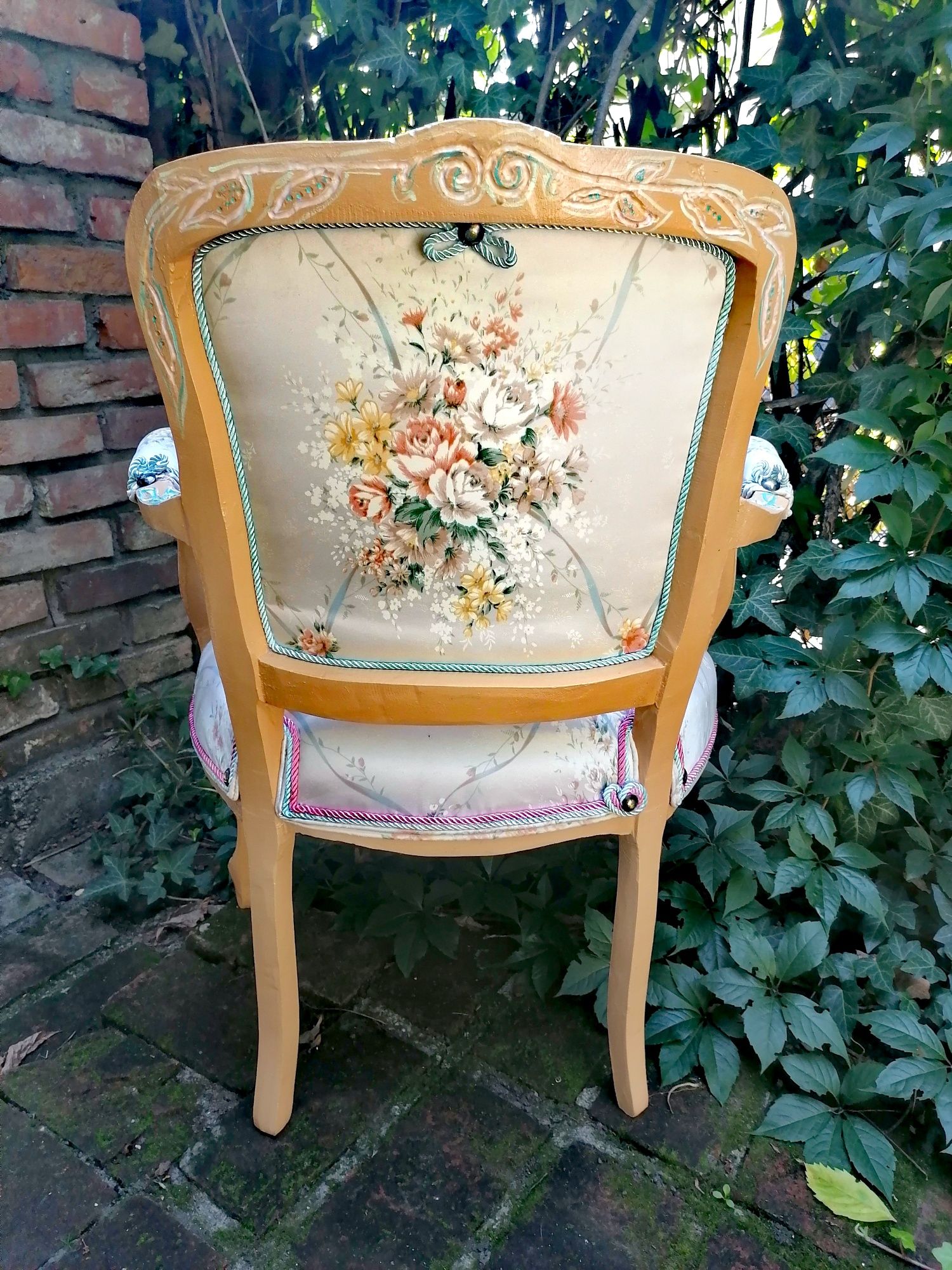 Fotel drewniany, dekoracyjny