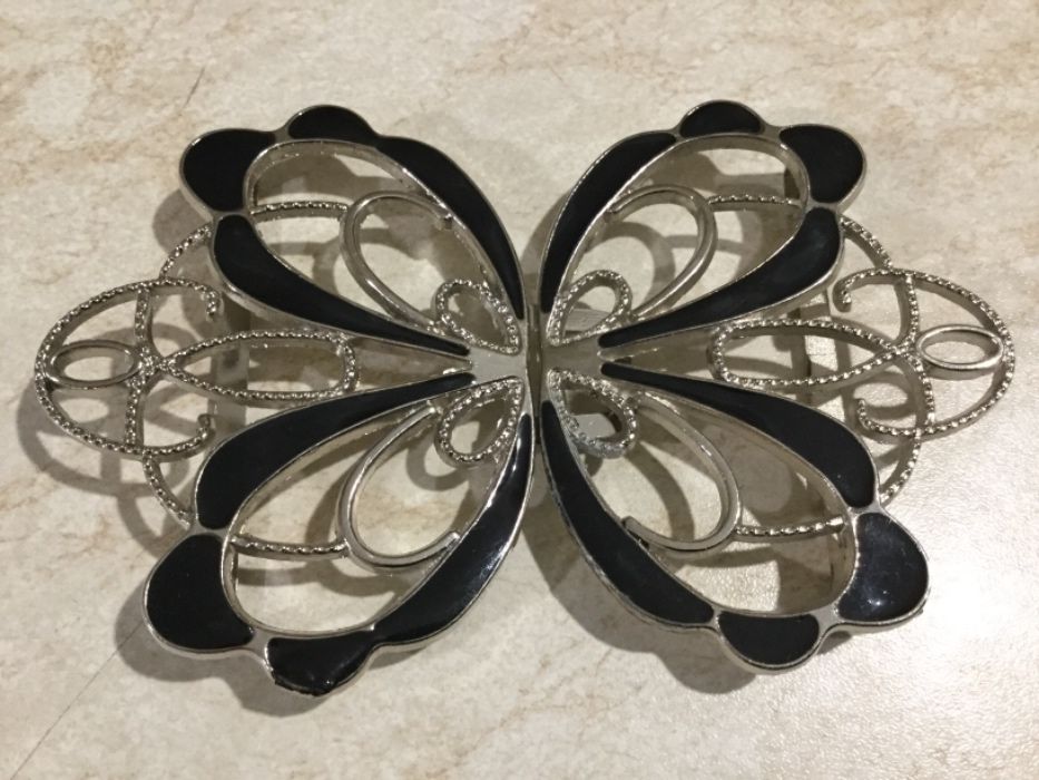 К поясу металическая пряжка