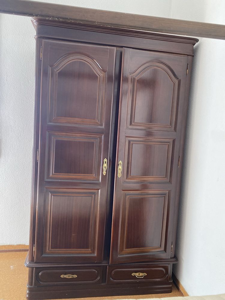 Guarda-fatos e Escrivaninha com cadeira e colchão viscoelastico