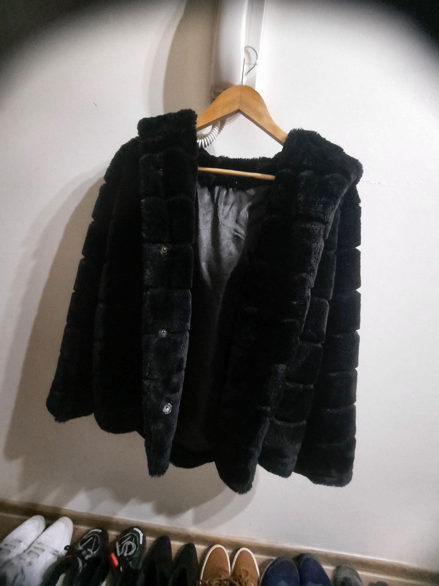 Czarny Płaszcz Futrzany z Kapturem czarny, sztuczne futro