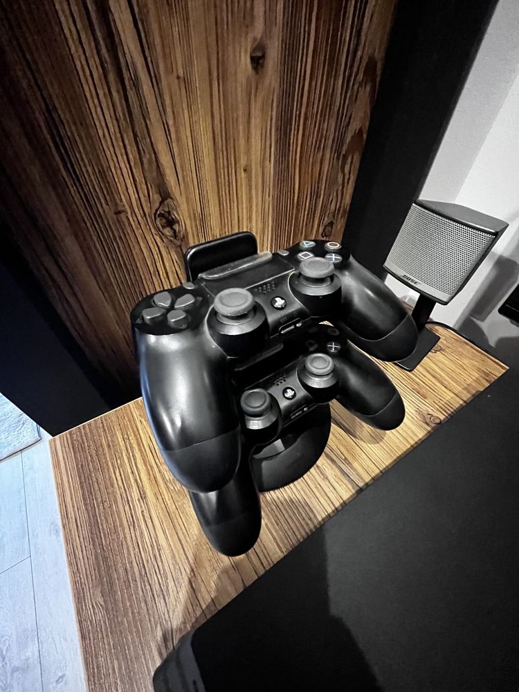 PlayStation 4 PRO 1TB, dwa pady, gry, ładowarka, torba PS, stand pro