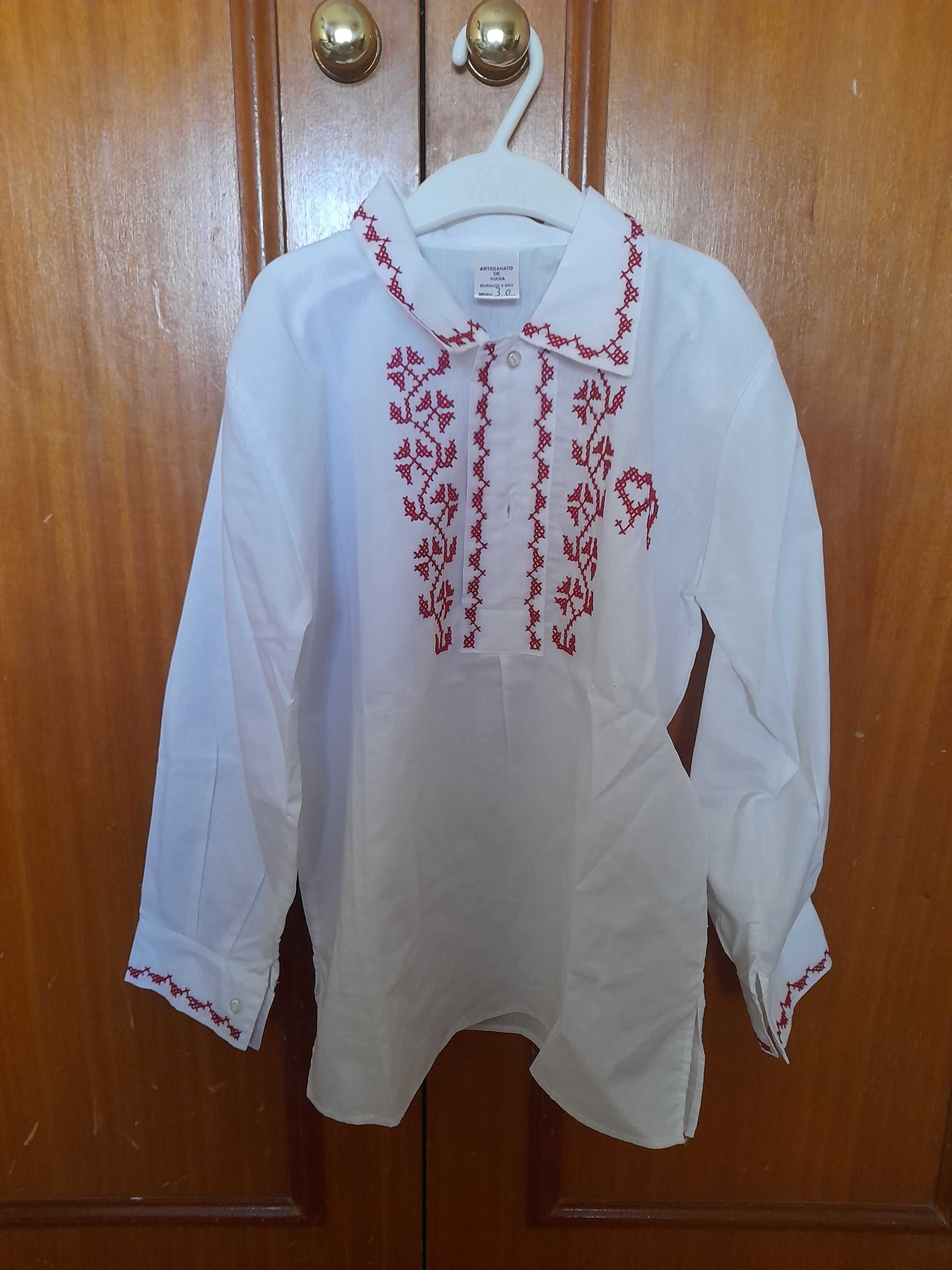 Camisa traje de viana bordada à mão menini