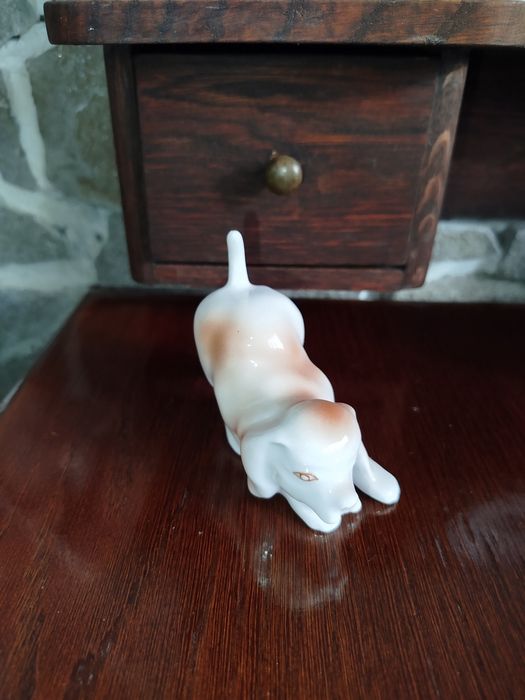 Stara figurka pieska z porcelany