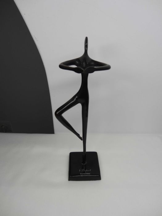 Figura z brązu projektu Bodrul Khalique