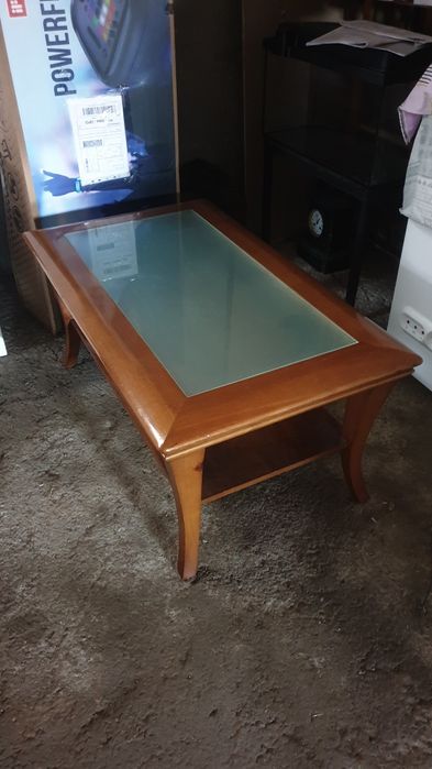 Mesa de centro com vidro.