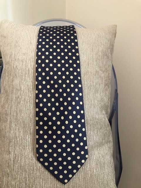 Gravata azul com bolas brancas 100% seda, marca Yves Saint Laurent
