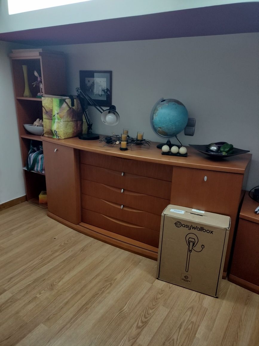Sala de estar, jantar e quarto solteiro.