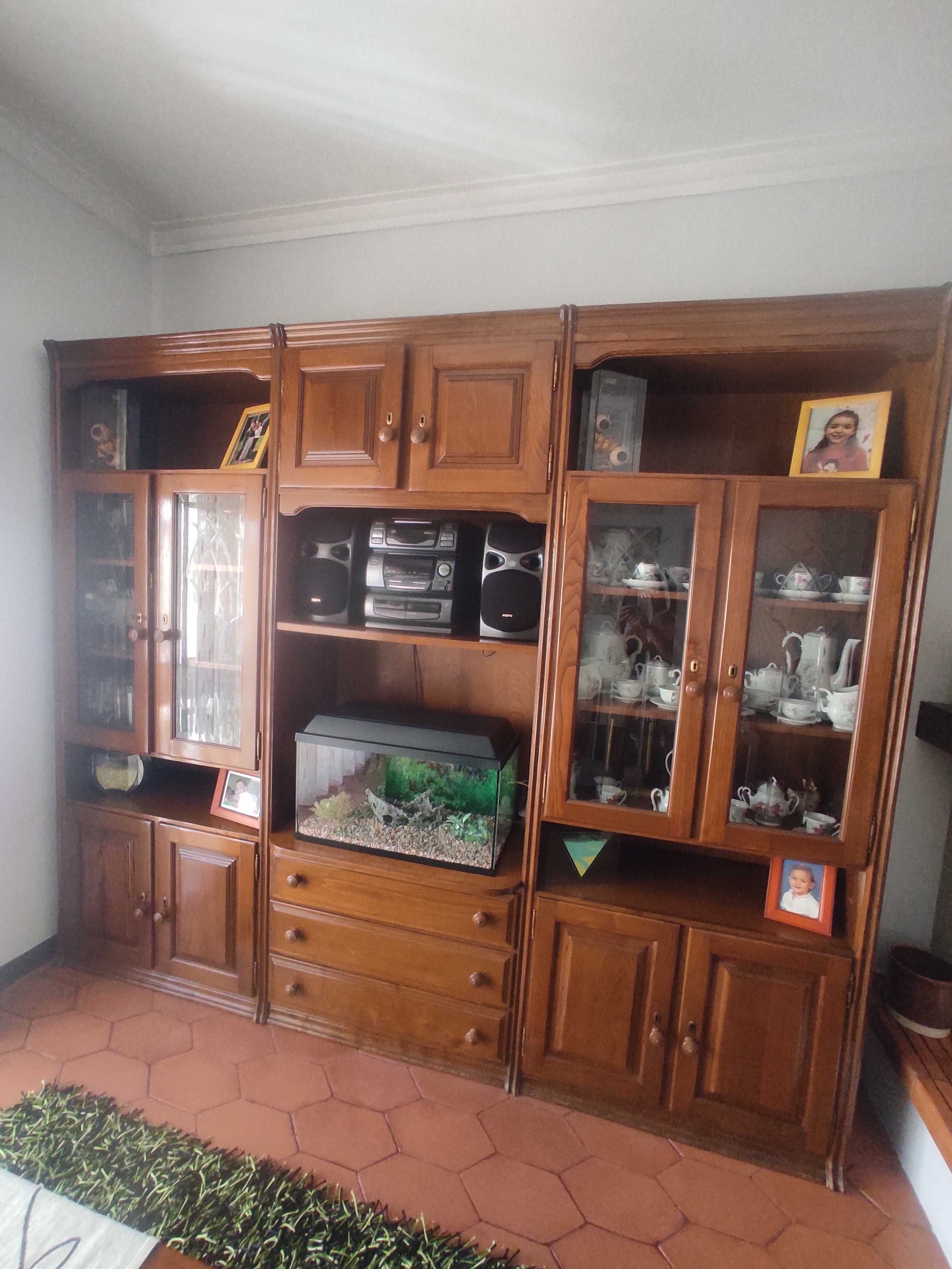 Móvel de sala em madeira de castanho