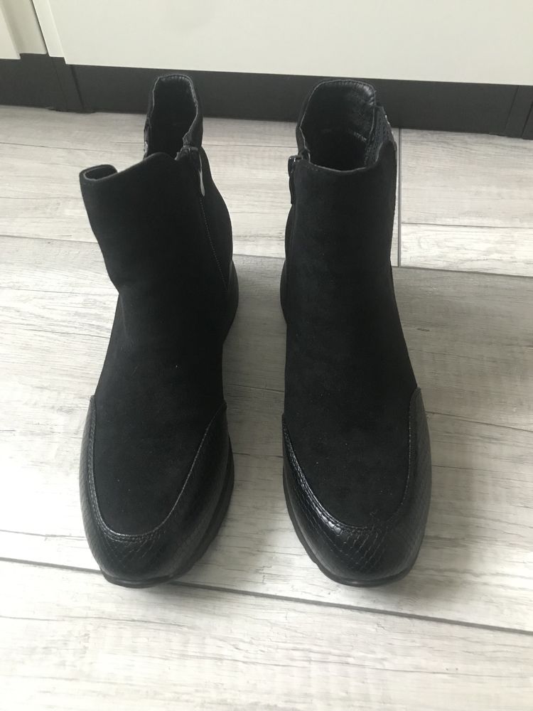 Czarne buty na koturnie botki