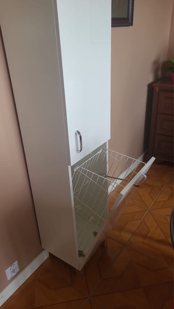 Szafka lazinkowa z koszem na pranie