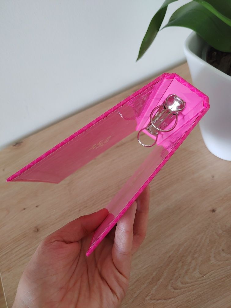 Różowy segregator A6 ze Stellą na niebieskim tle Winx Club karteczek
