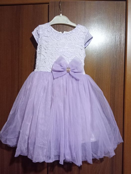 Сукні святкові пишні для дівчинки в ідеальному стані