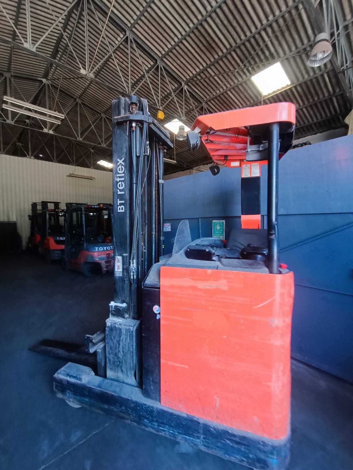 Empilhador  /Retratil  Mastro com elevação 5.700mm
