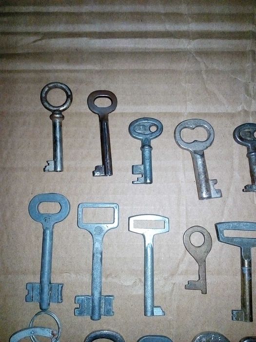 старинные ключи кол-во 25 шт. 1 лотом