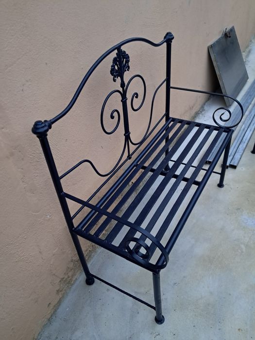 Bancos em ferro forjado para jardim.