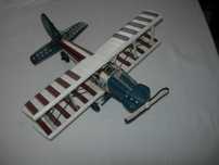Avião de chapa. Brinquedo artesanal,