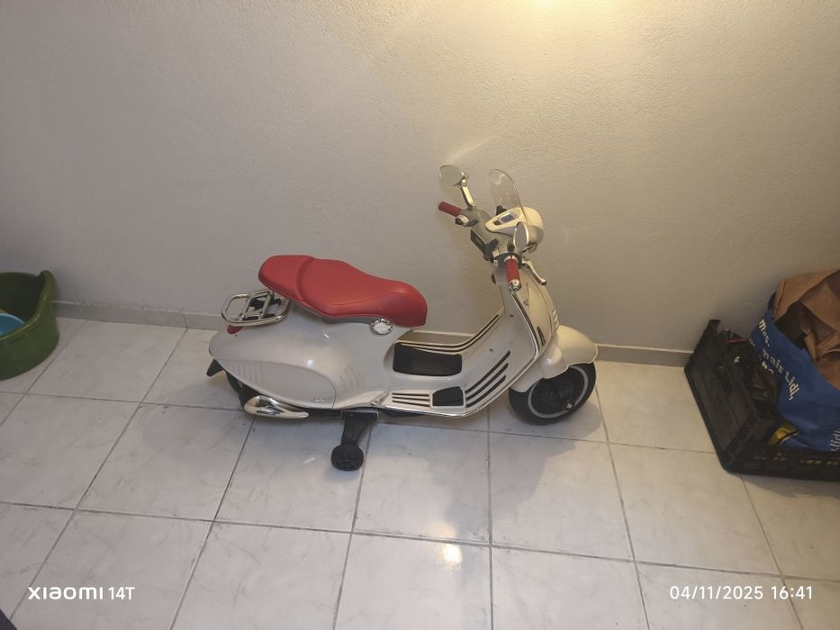Moto scooter elétrica para criança