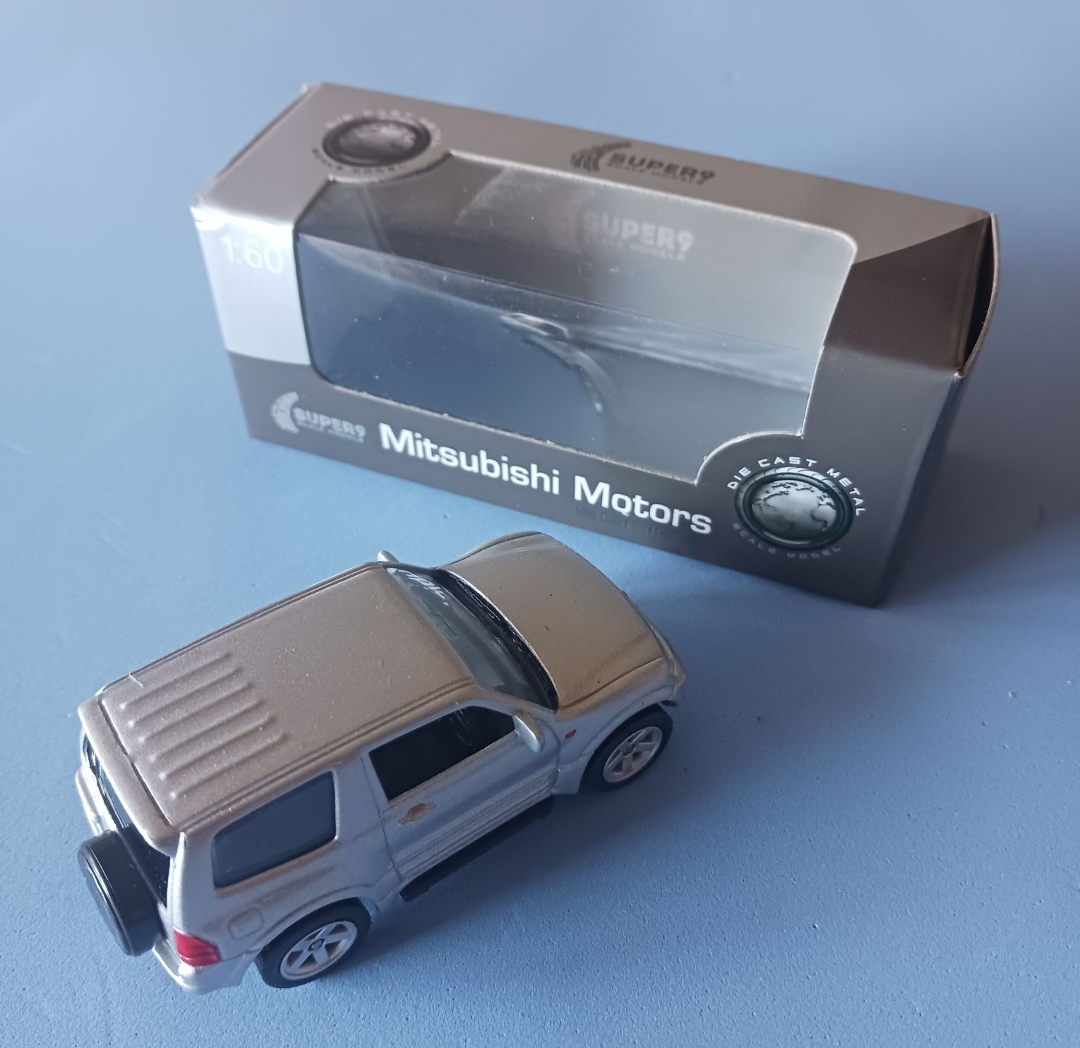 Modelo de Mitsubishi Montero- 1/60