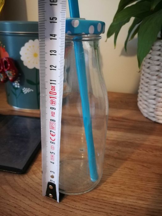 Butelka z turkusowym wieczkiem i słomką 200 ml