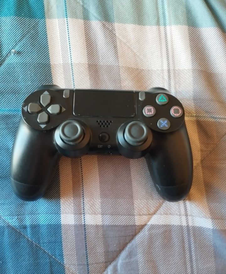 PlayStation 4 1TB+ comando+ 3 jogos
