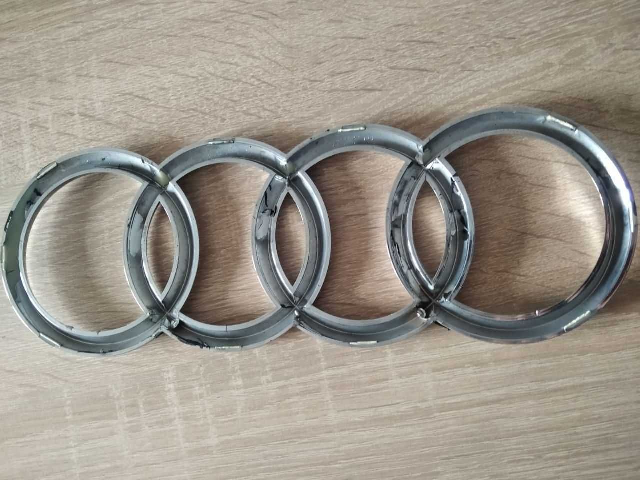 Знак Audi на решетку