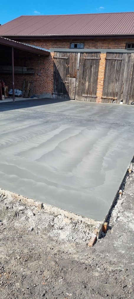 Wylewki betonowe posadzki przemysłowe  zacieranie betonu
